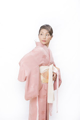着物を着る女性
