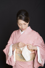 着物を着る女性
