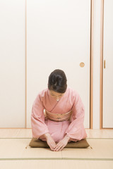 着物を着てお辞儀をする女性