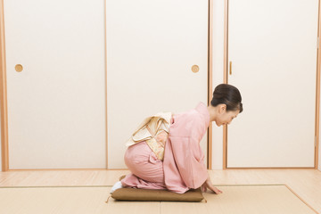 着物を着てお辞儀をする女性