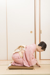 着物を着てお辞儀をする女性