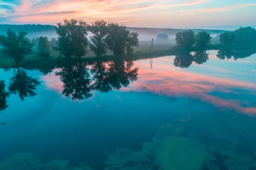  Luchtfoto van het platteland en het meer in de vroege mistige ochtend. De tijd voor zonsopgang. Uitzicht van boven © vvvita
