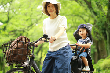 自転車の乗る親子