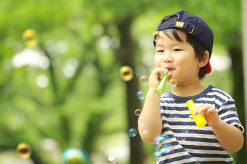 しゃぼん玉で遊ぶ男の子