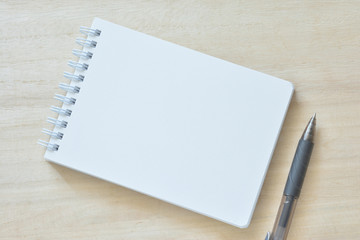 ノート　ペン　木目背景

