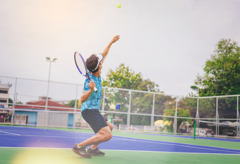 Obraz premium Tennis player serving in a tennis game.
