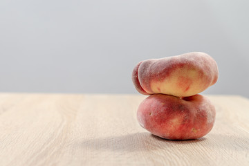 Weinbergpfirsiche auf einem Holztisch in der Küche