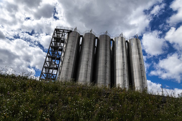 Edelstahl Kühltürme einer Industrieanlage