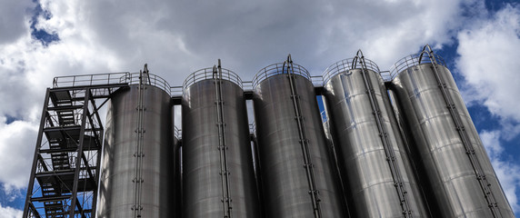 Edelstahl Kühltürme einer Industrieanlage