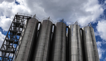 Edelstahl Kühltürme einer Industrieanlage