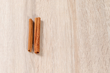 Zwei Zimtstangen auf einem Holztisch