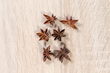 Mehrere Sternanisblüten auf einem Holztisch 