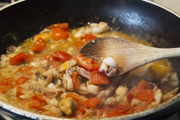 cucinare sugo con pomodoro e pesce