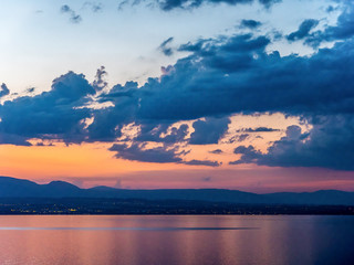 Couché de soleil en été sur les bords du Lac Léman ou Lac de Genève