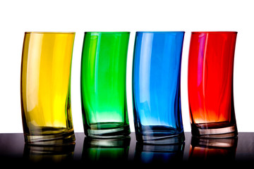 farbige Trinkgläser isoliert vor weiß