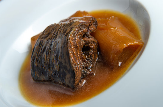 Lamprey with Bordeaux sauce with croutons and leeks