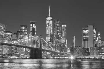 Rolgordijnen Brooklyn Bridge en Manhattan skyline bij nacht, New York City, Verenigde Staten. © MaciejBledowski