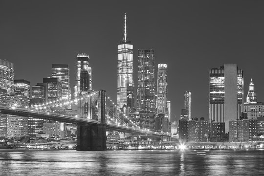 Fototapeta Most Brooklyński i Manhattan linia horyzontu przy nocą, Miasto Nowy Jork, usa.