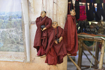 Marionetten in einem Souvenirgeschäft in der Ruinenstadt Bagan, Myanmar, Burma oder Birma, Südostasien, Asien