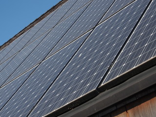 Solardach, Solarpanels, Holz, Holzschindeln