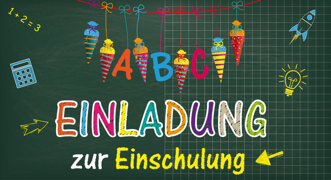 Kreidetafel mit Zuckert&uuml;ten und dem Text Einladung zur Einschulung