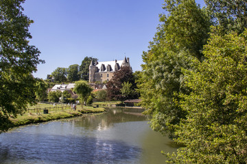 Fototapeta na wymiar Montrésor. Le château et les rives de l'Indrois. Indre-et-Loire. Pays de Loire