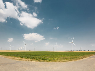 wolkenhimmel mit windrad am horizont