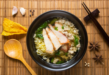 soup noodle pork and vejetable in a bowl