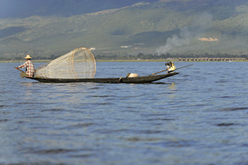 Intha Fischer, Einheimischer fischt mit traditionellem konischen Fischernetz, Inle-See, Myanmar, Asien