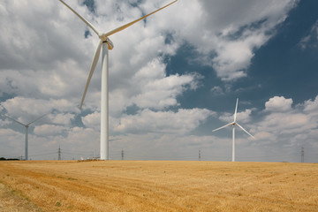 windrad mit blauem himmel und weißen wolken