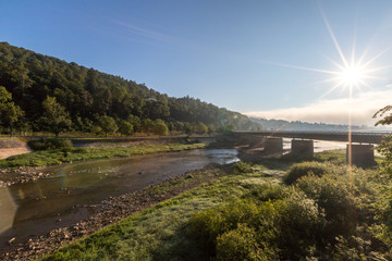 Sonnenaufgang an einer Br&uuml;cke &uuml;ber die Eder in Herzhausen
