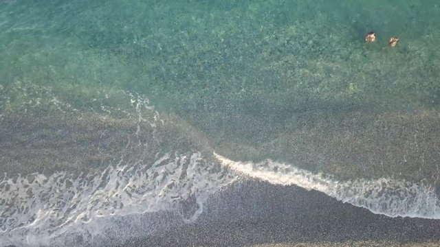 Costa italiana con mare blu acquamarina. Mar Mediterraneo. Vista aerea.