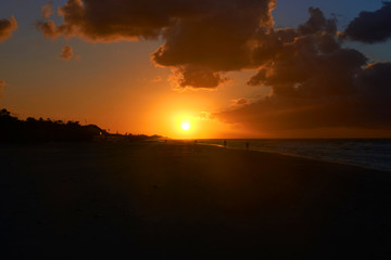 Fototapeta na wymiar beautiful sunset on the sea shore