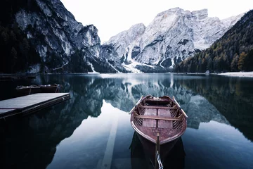 Foto op Canvas Houten boot bij het alpiene bergmeer © Nickolay Khoroshkov
