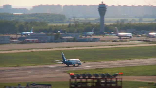 Aircraft took off from the airport, removes the chassis and is gaining height