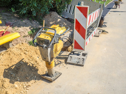 Vibrationsstampfer auf einer Baustelle