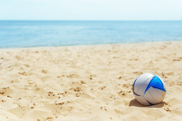Obraz premium ball on beach near blue sea. soft focus on bottom of the picture