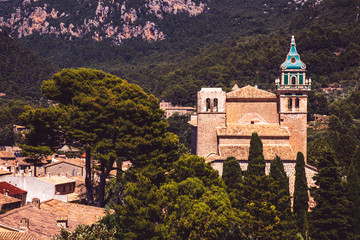 Fototapeta na wymiar Altes wunderschönes Kloster umbegen von Natur, Valldemossa, Spanien-Mallorca