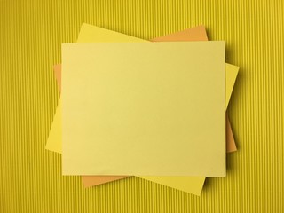 Cartulinas de tonos amarillos.