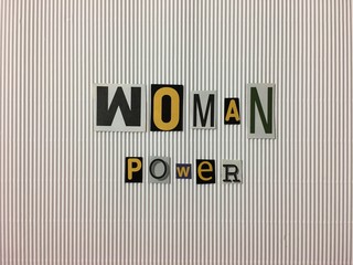 Collage de letras con la frase “woman power”.