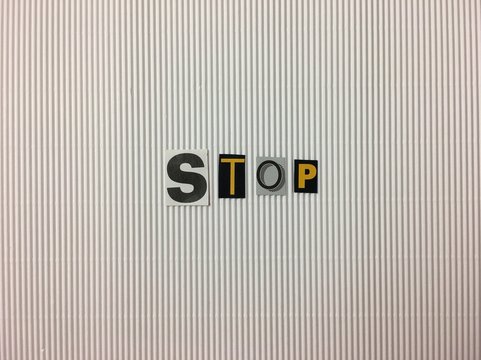Collage de letras con la palabra &ldquo;stop&rdquo;.
