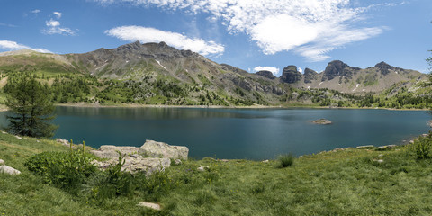 Obraz na płótnie Canvas Lac d'Allos et montagne