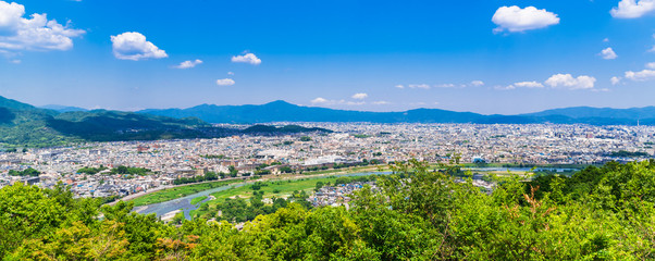 Naklejka premium Pejzaż miejski Kioto i Higashiyama widziane z Arashiyamy