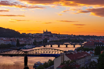 Fototapeta na wymiar Blick auf Prag und die Moldau am Abend
