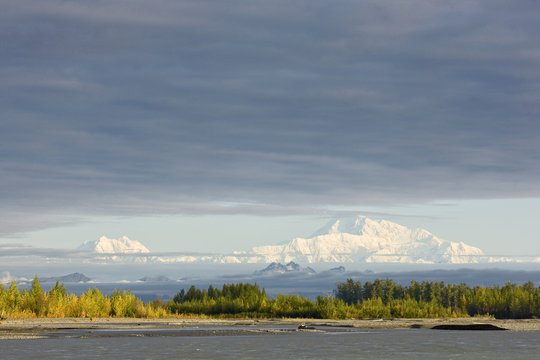 USA, Alaska, Mt. McKinley seen from Denali Road in autumn