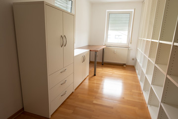 Fototapeta na wymiar Büro Zimmer Raum mit Regal Schrank Schreibtisch Möbel