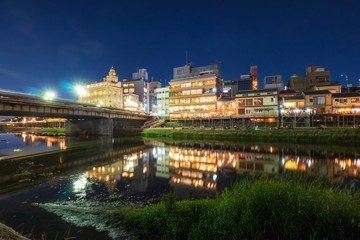 京都　鴨川と四条大橋
