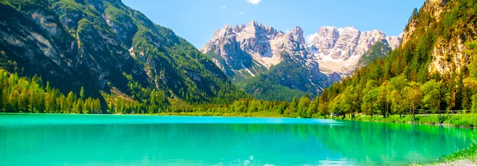 Papier Peint photo autocollant Dolomites Eau turquoise du Lago di Landro, Durrensee, et belles montagnes des Dolomites, Italie.