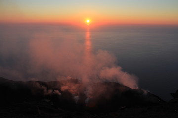 coucher de soleil sur le cratère du Sromboli