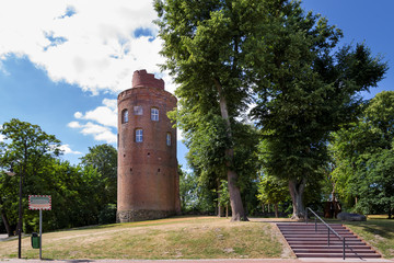 Fototapeta premium Amtsgarten und Amtsturm in Lüchow Sommer entzerrt